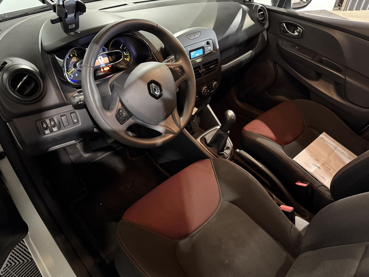 Renault | Clio | 0.9 TCe Authentique | 2013 | 160.970 km | 4KJZ93 | Logisch - هاتشباك: صور 5 Renault | Clio | 0.9 TCe Authentique | 2013 | 160.970 km | 4KJZ93 | Logisch - هاتشباك: صور 5