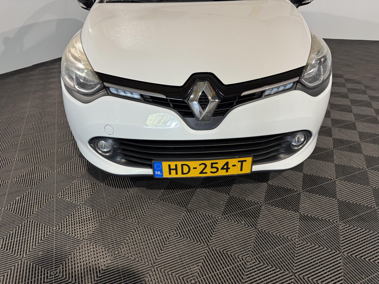 Renault Clio 0.9 TCe ECO Night&Day | 2015 | 170.065 km | HD-254 T - هاتشباك: صور 2 Renault Clio 0.9 TCe ECO Night&Day | 2015 | 170.065 km | HD-254 T - هاتشباك: صور 2