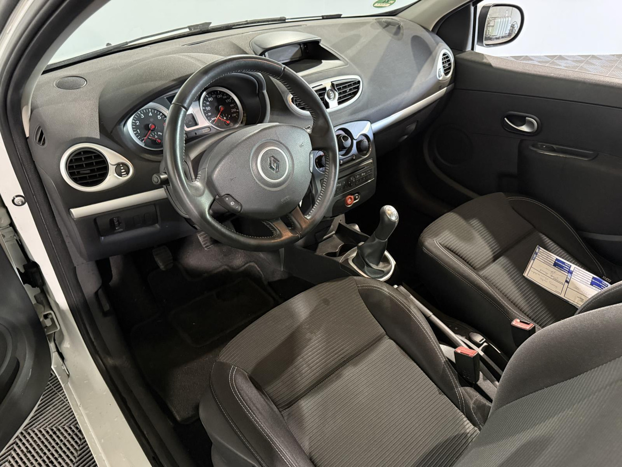 Renault Clio 1.2 TCe Collection | 2012 | 179.266 km | 15-ZDF-9 - هاتشباك: صور 3 Renault Clio 1.2 TCe Collection | 2012 | 179.266 km | 15-ZDF-9 - هاتشباك: صور 3