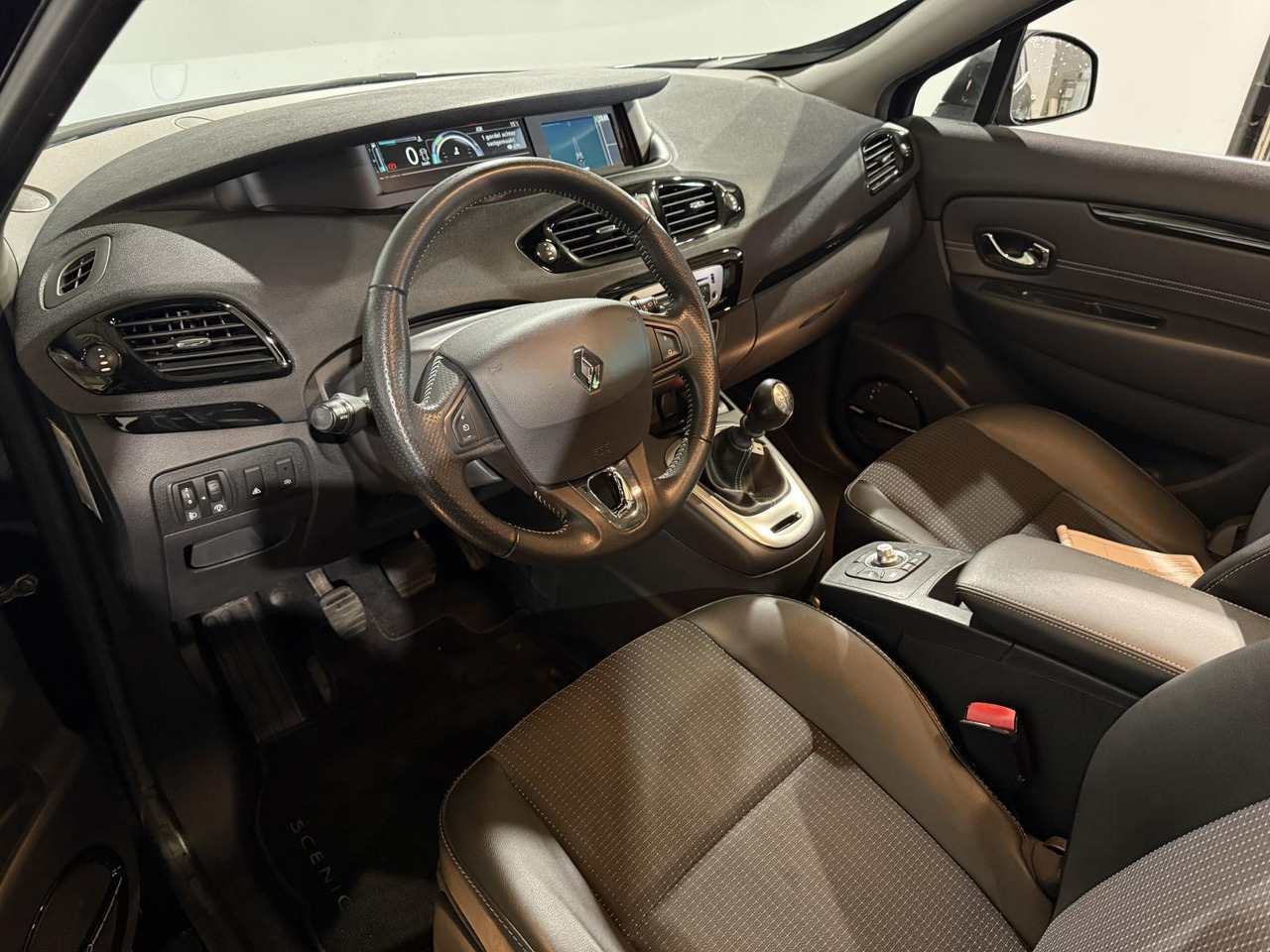 Renault | Scénic | 1.2 TCe Bose | 2013 | 103.433 km | 9KZR67 | Logisch - سيارة: صور 3 Renault | Scénic | 1.2 TCe Bose | 2013 | 103.433 km | 9KZR67 | Logisch - سيارة: صور 3