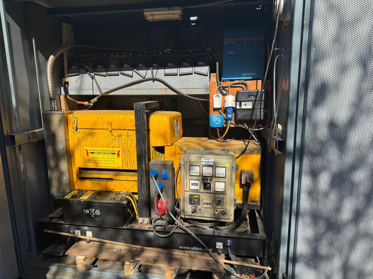 SDMO Zelfvoorzienende Silent Pack Diesel Generator ±35 kVA met Zonnepanelen - مجموعة المولدات: صور 2 SDMO Zelfvoorzienende Silent Pack Diesel Generator ±35 kVA met Zonnepanelen - مجموعة المولدات: صور 2