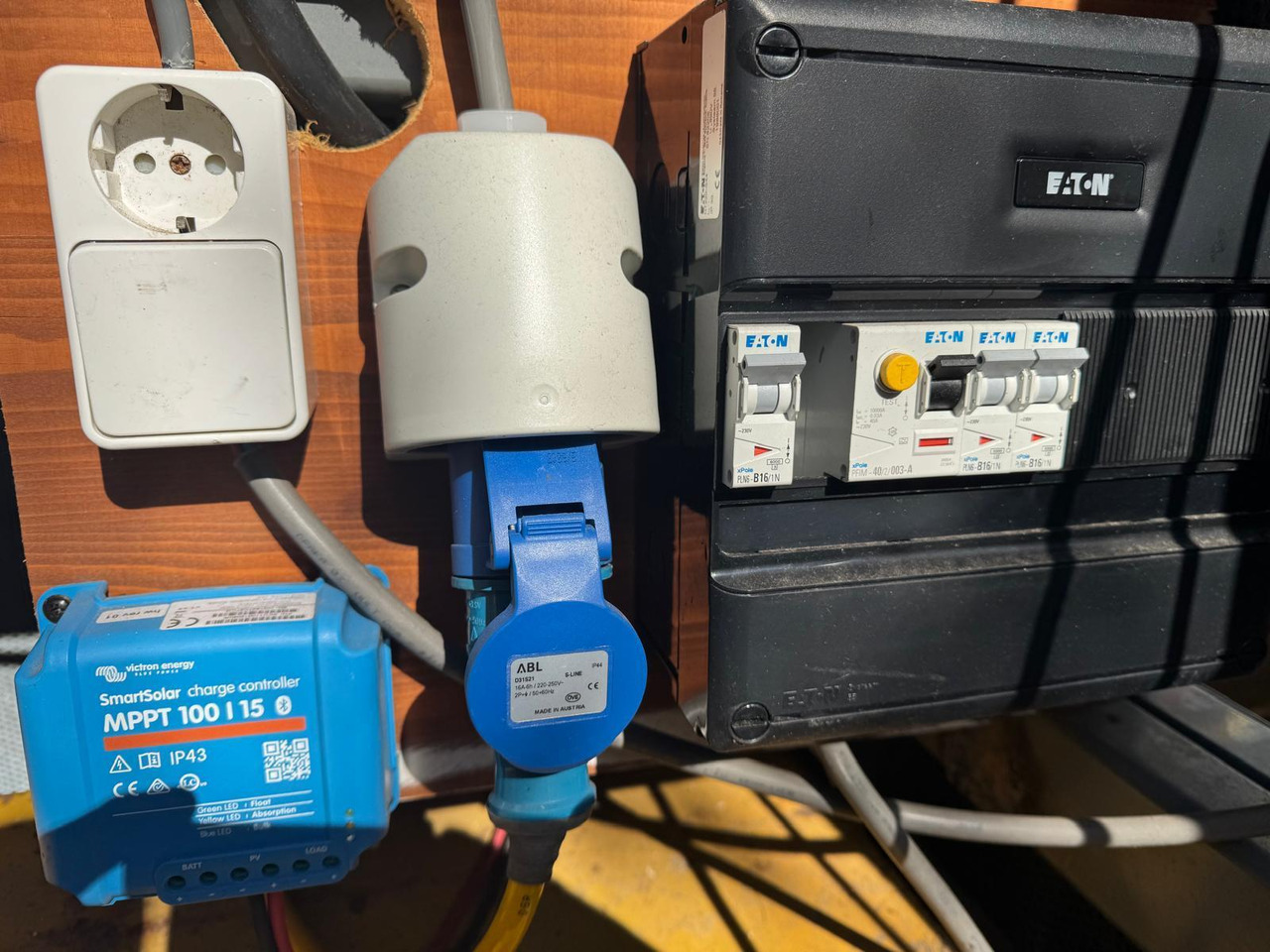SDMO Zelfvoorzienende Silent Pack Diesel Generator ±35 kVA met Zonnepanelen - مجموعة المولدات: صور 5 SDMO Zelfvoorzienende Silent Pack Diesel Generator ±35 kVA met Zonnepanelen - مجموعة المولدات: صور 5