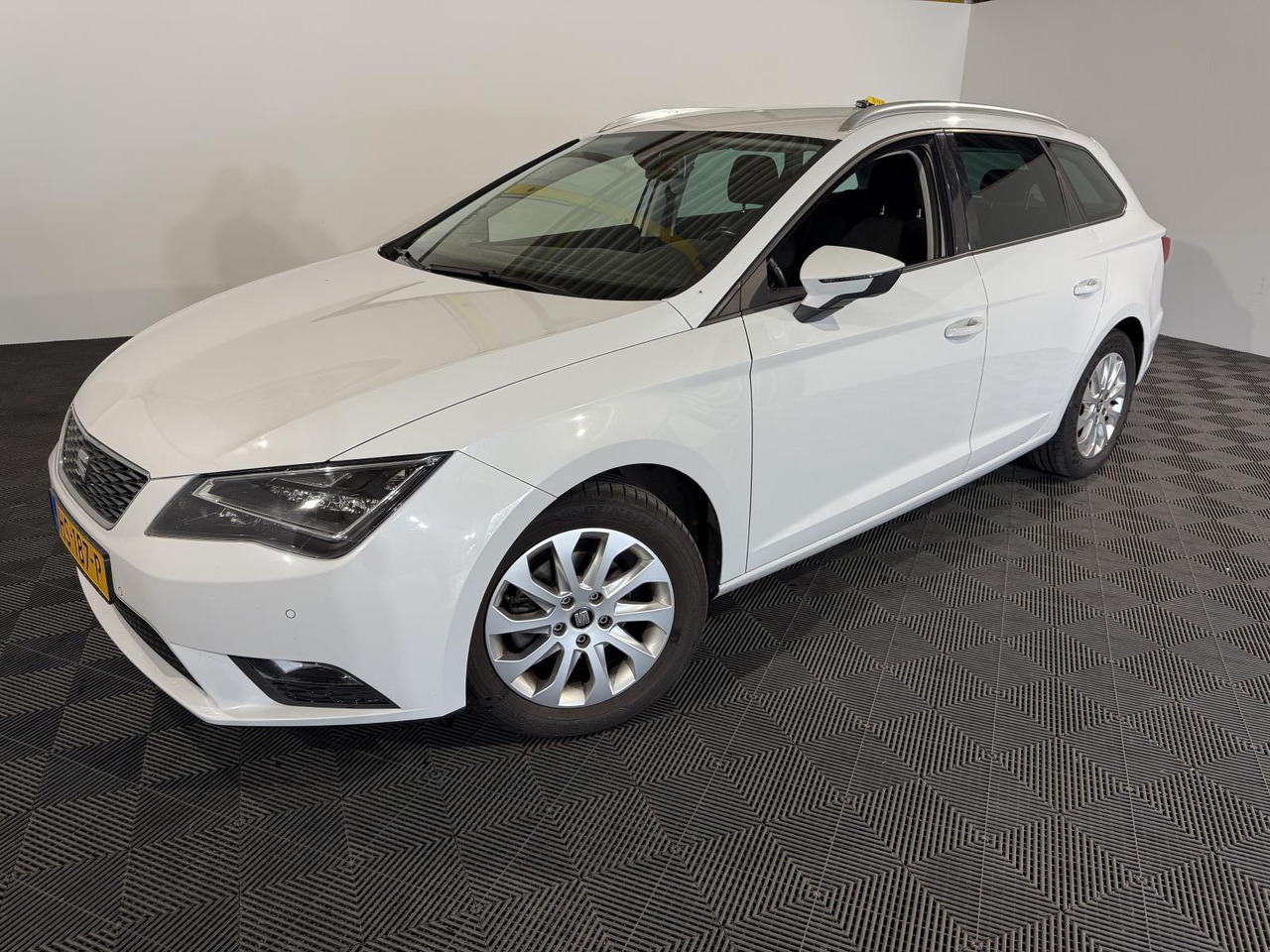SEAT | Leon ST | 1.6 TDI Style Connect Ecomotive | 2015 | 284.524 km | HS187P | Logisch - سيارة: صور 1 SEAT | Leon ST | 1.6 TDI Style Connect Ecomotive | 2015 | 284.524 km | HS187P | Logisch - سيارة: صور 1
