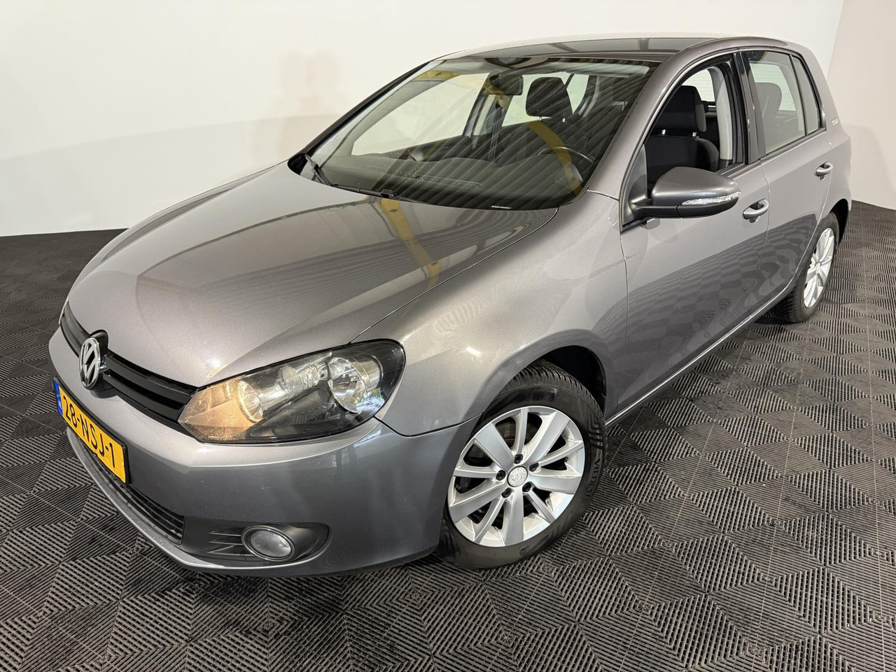 Volkswagen | Golf | 1.2 TSI Tour II BlueMotion | 2010 | 287.684 km | 28NSJ1 | Logisch - هاتشباك: صور 1 Volkswagen | Golf | 1.2 TSI Tour II BlueMotion | 2010 | 287.684 km | 28NSJ1 | Logisch - هاتشباك: صور 1