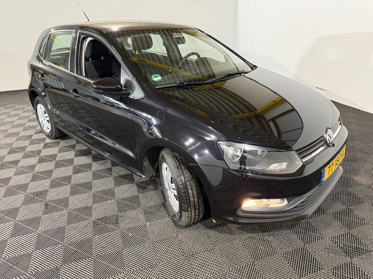 Volkswagen | Polo | 1.0 Comfortline Connected Series | 2017 | 178.442 km | TT187X | Geen oordeel - هاتشباك: صور 3 Volkswagen | Polo | 1.0 Comfortline Connected Series | 2017 | 178.442 km | TT187X | Geen oordeel - هاتشباك: صور 3