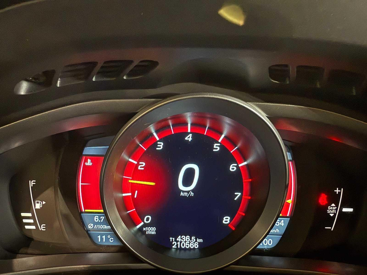 Volvo V40 1.6 T3 Momentum 2-KBP-13 210.566 km - سيارة: صور 3 Volvo V40 1.6 T3 Momentum 2-KBP-13 210.566 km - سيارة: صور 3