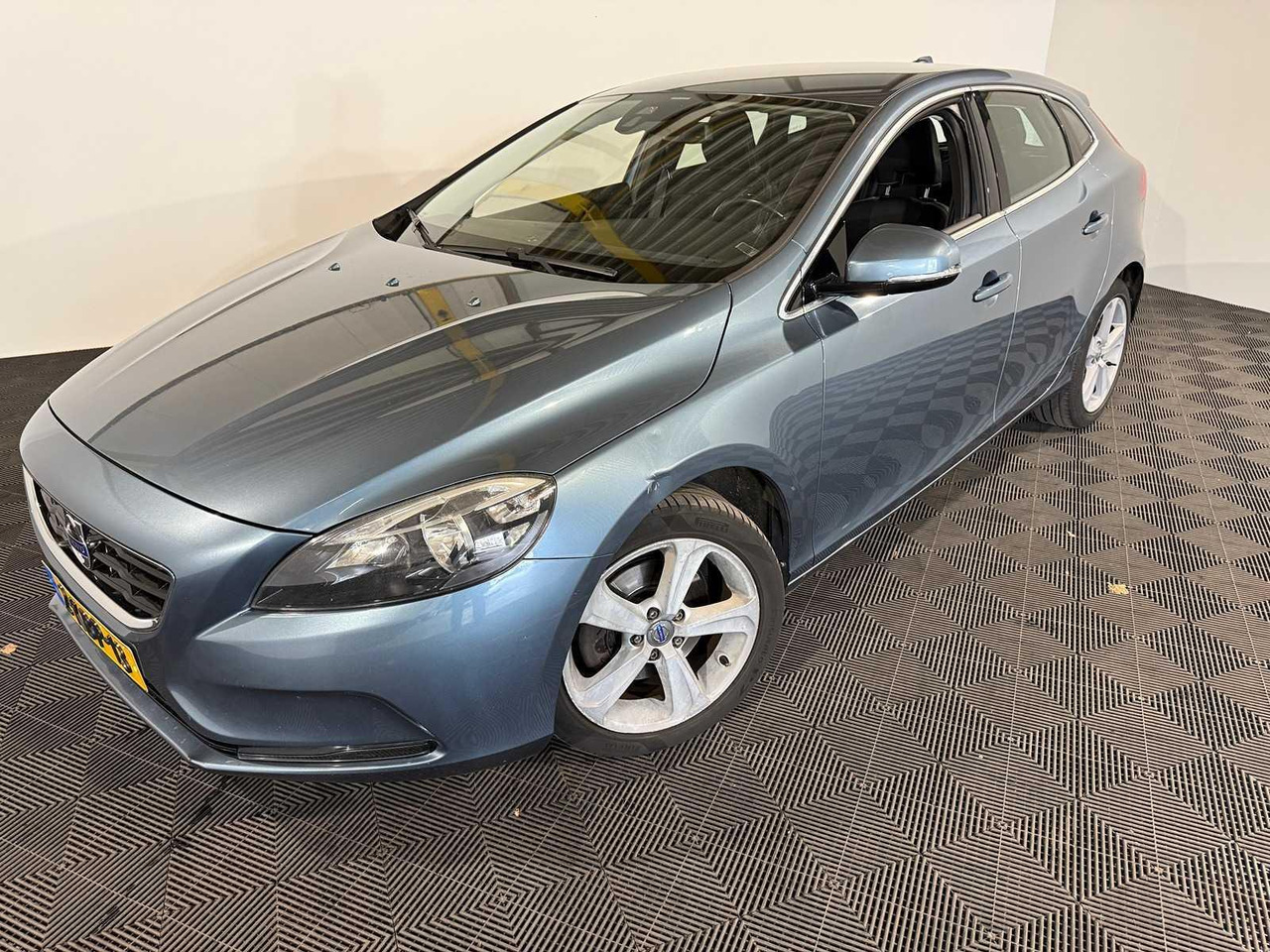 Volvo V40 1.6 T3 Momentum 2-KBP-13 210.566 km - سيارة: صور 1 Volvo V40 1.6 T3 Momentum 2-KBP-13 210.566 km - سيارة: صور 1