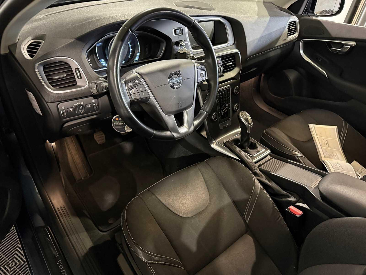 Volvo V40 1.6 T3 Momentum 2-KBP-13 210.566 km - سيارة: صور 2 Volvo V40 1.6 T3 Momentum 2-KBP-13 210.566 km - سيارة: صور 2