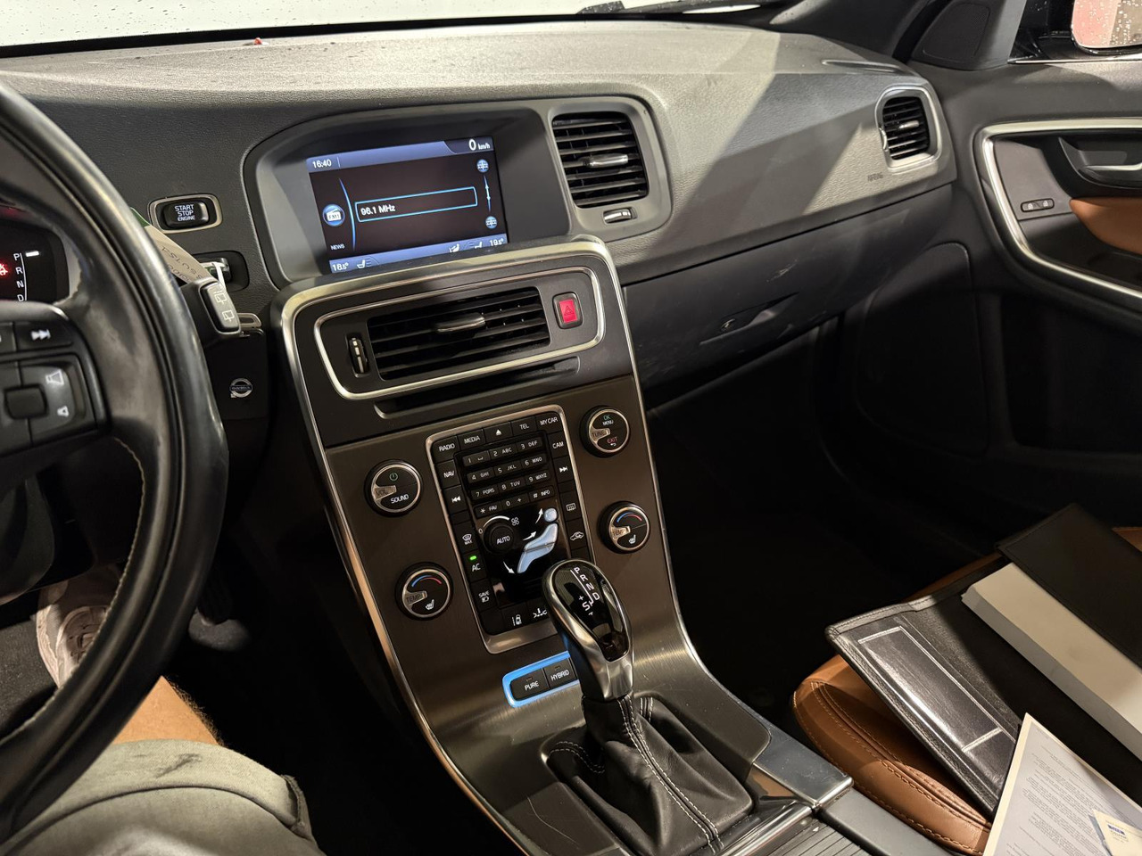 Volvo V60 2.4 D6 AWD Plug-In Hybrid Summum | 2013 | 3-SVT-51 | 247.435 km | 3-SVT-51 - سيارة: صور 3 Volvo V60 2.4 D6 AWD Plug-In Hybrid Summum | 2013 | 3-SVT-51 | 247.435 km | 3-SVT-51 - سيارة: صور 3