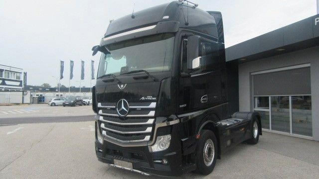 Mercedes-Benz 1863LS Edition 1 - شاحنة جرار: صور 1 Mercedes-Benz 1863LS Edition 1 - شاحنة جرار: صور 1