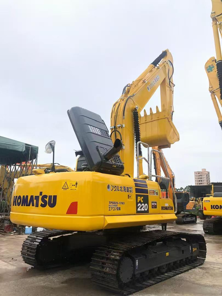 Komatsu PC220-8 - حفارات زحافة: صور 1 Komatsu PC220-8 - حفارات زحافة: صور 1