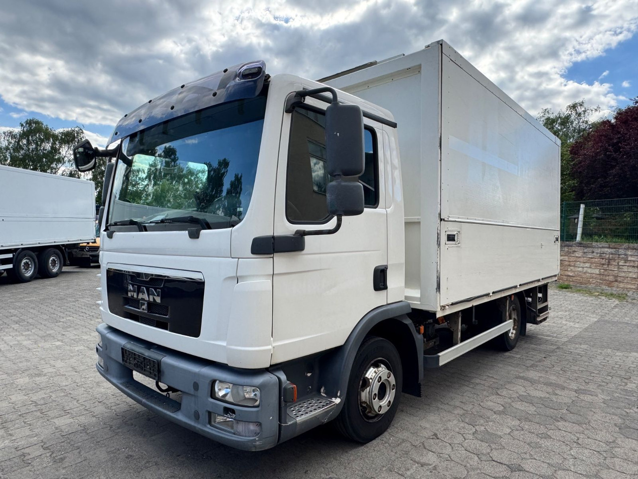 MAN TGL 8.180/2xAHK/Zertifikat/Schwenkwand - نقل الشراب شاحنة: صور 2 MAN TGL 8.180/2xAHK/Zertifikat/Schwenkwand - نقل الشراب شاحنة: صور 2