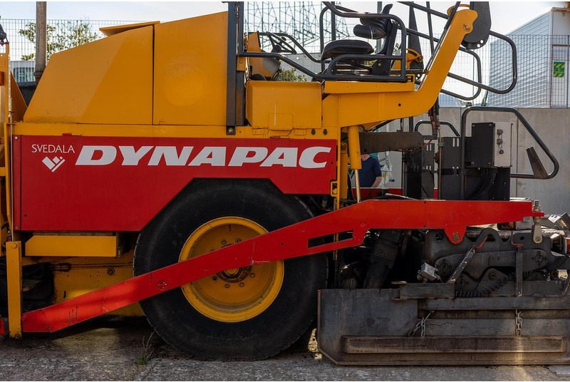 العامل بالقار Dynapac F121-4W: صور 10
