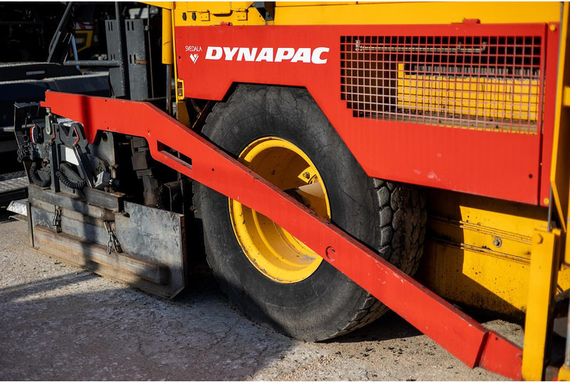 العامل بالقار Dynapac F121-4W: صور 17