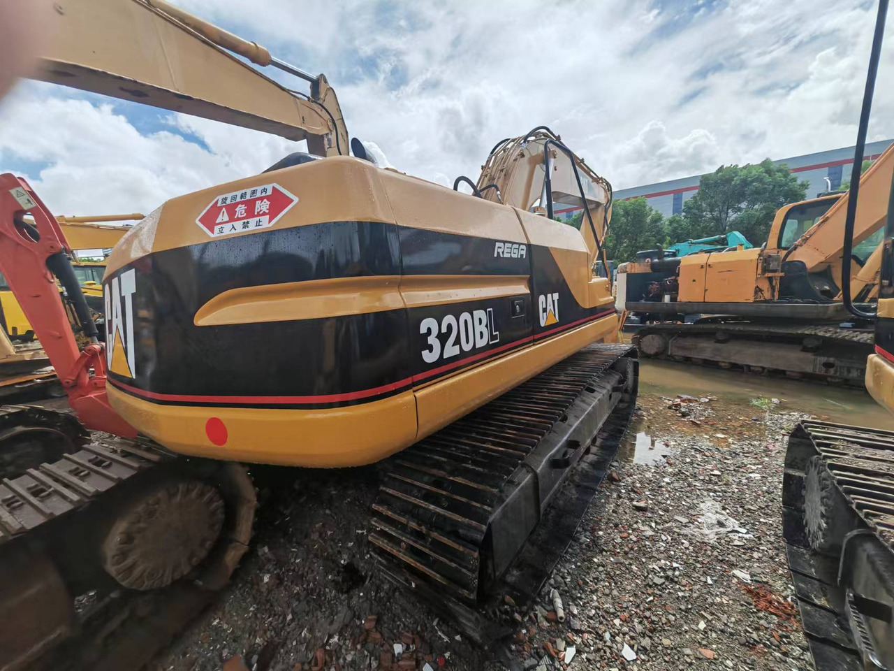 CATERPILLAR 320BL - حفارات زحافة: صور 2 CATERPILLAR 320BL - حفارات زحافة: صور 2