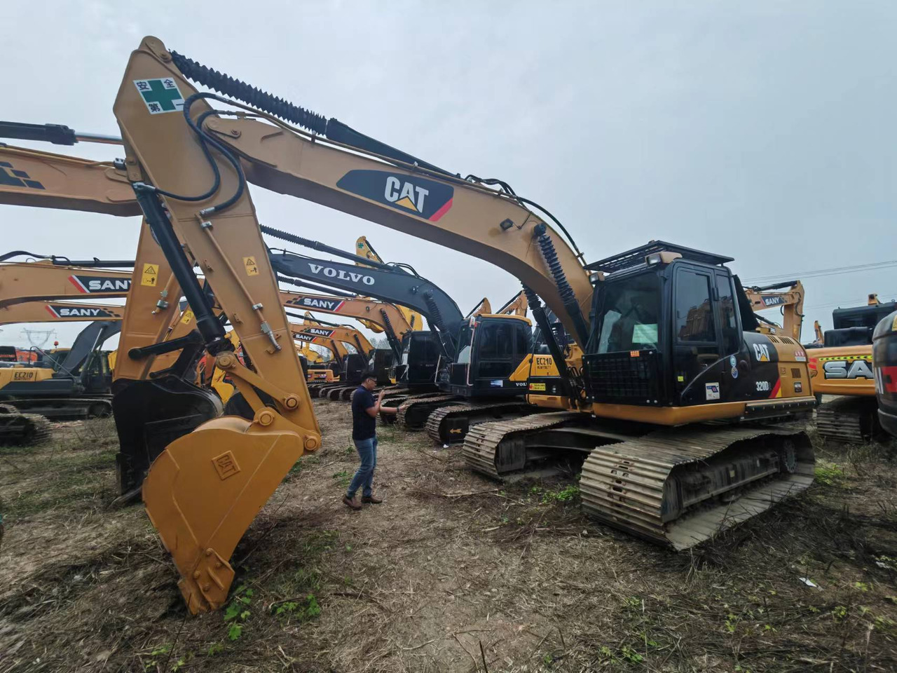 CATERPILLAR 320D2 - حفارات زحافة: صور 1 CATERPILLAR 320D2 - حفارات زحافة: صور 1