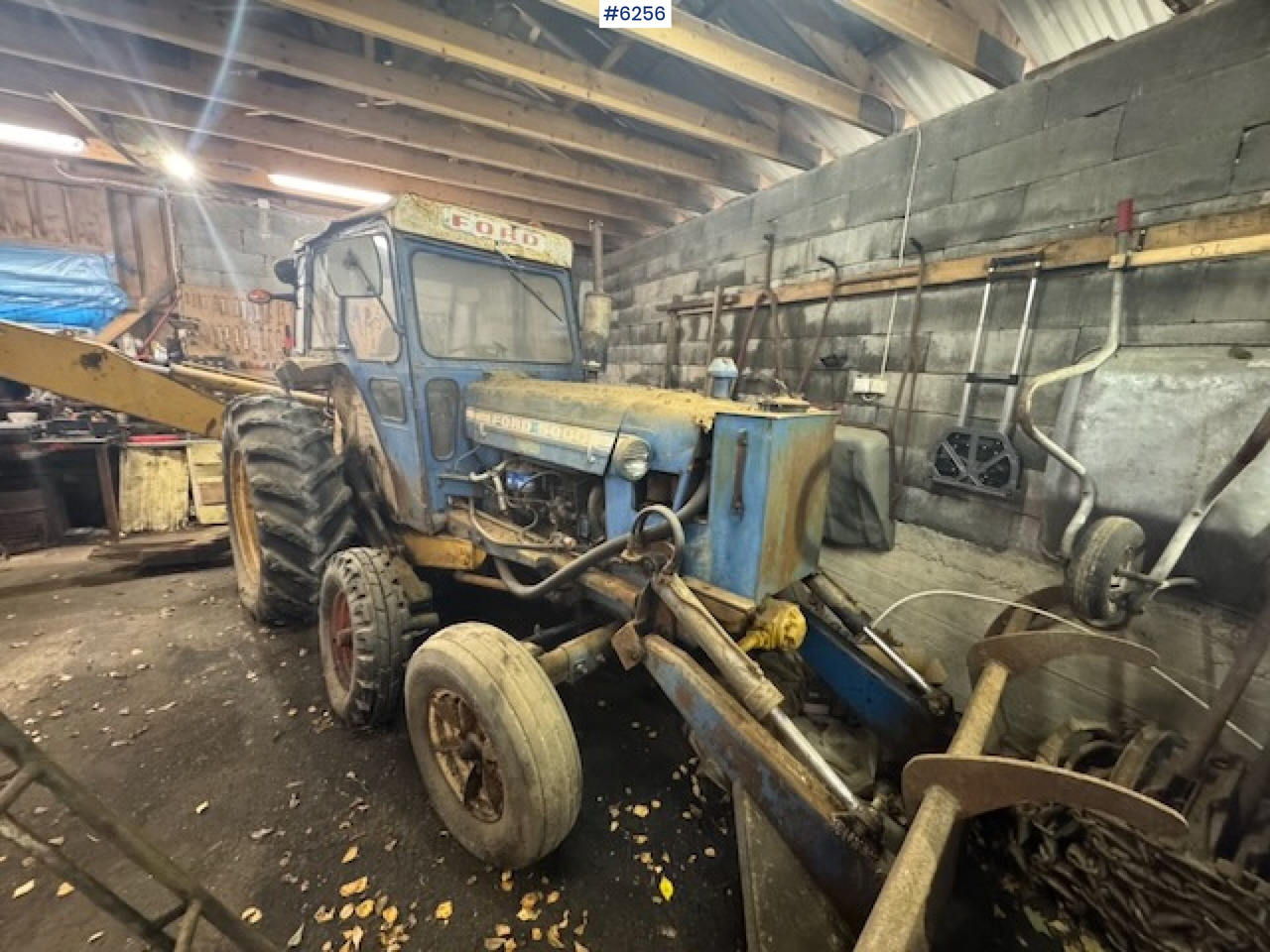 1968 Ford 5000 w/ digger, front cutter and 3 buckets! - جرار: صور 1 1968 Ford 5000 w/ digger, front cutter and 3 buckets! - جرار: صور 1