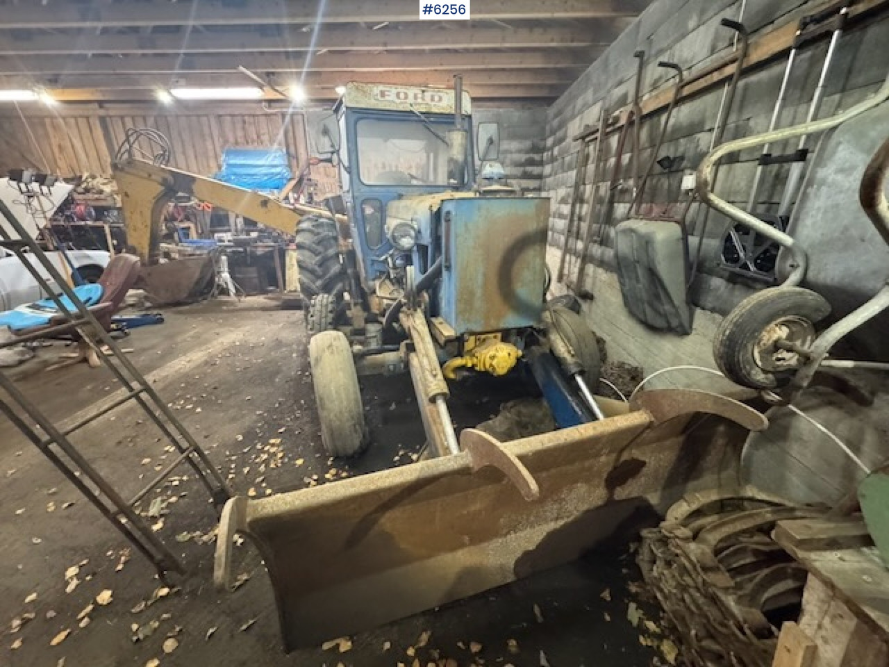 1968 Ford 5000 w/ digger, front cutter and 3 buckets! - جرار: صور 3 1968 Ford 5000 w/ digger, front cutter and 3 buckets! - جرار: صور 3