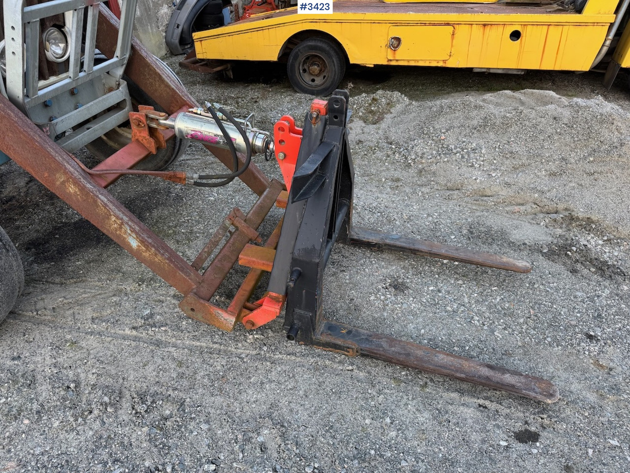 1981 Ford 4600 w/front loader, bucket and pallet fork. - جرار: صور 4 1981 Ford 4600 w/front loader, bucket and pallet fork. - جرار: صور 4