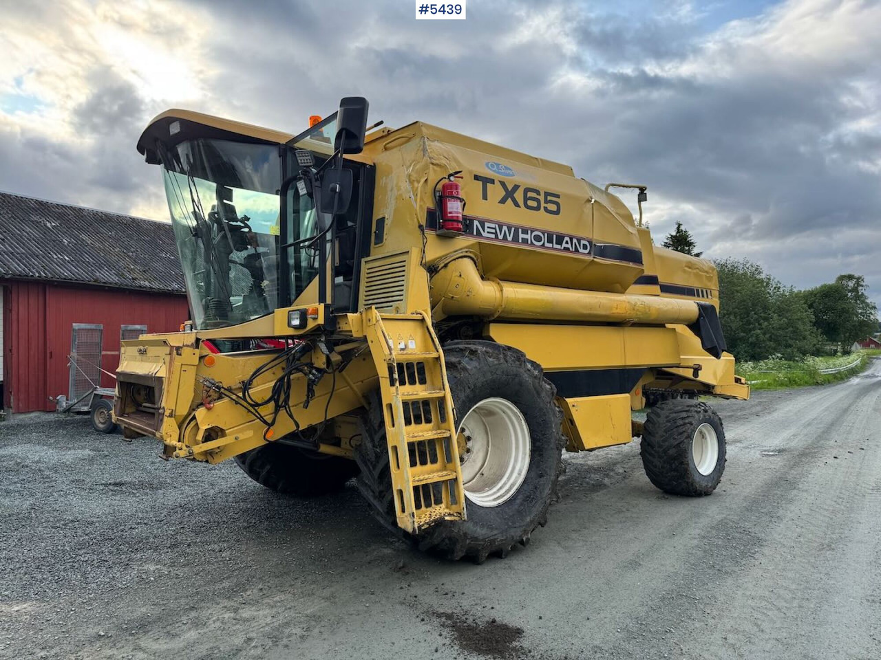 1995 New Holland TX65 m/ 20 fot skjærebord og henger - حصادة شاملة: صور 1 1995 New Holland TX65 m/ 20 fot skjærebord og henger - حصادة شاملة: صور 1