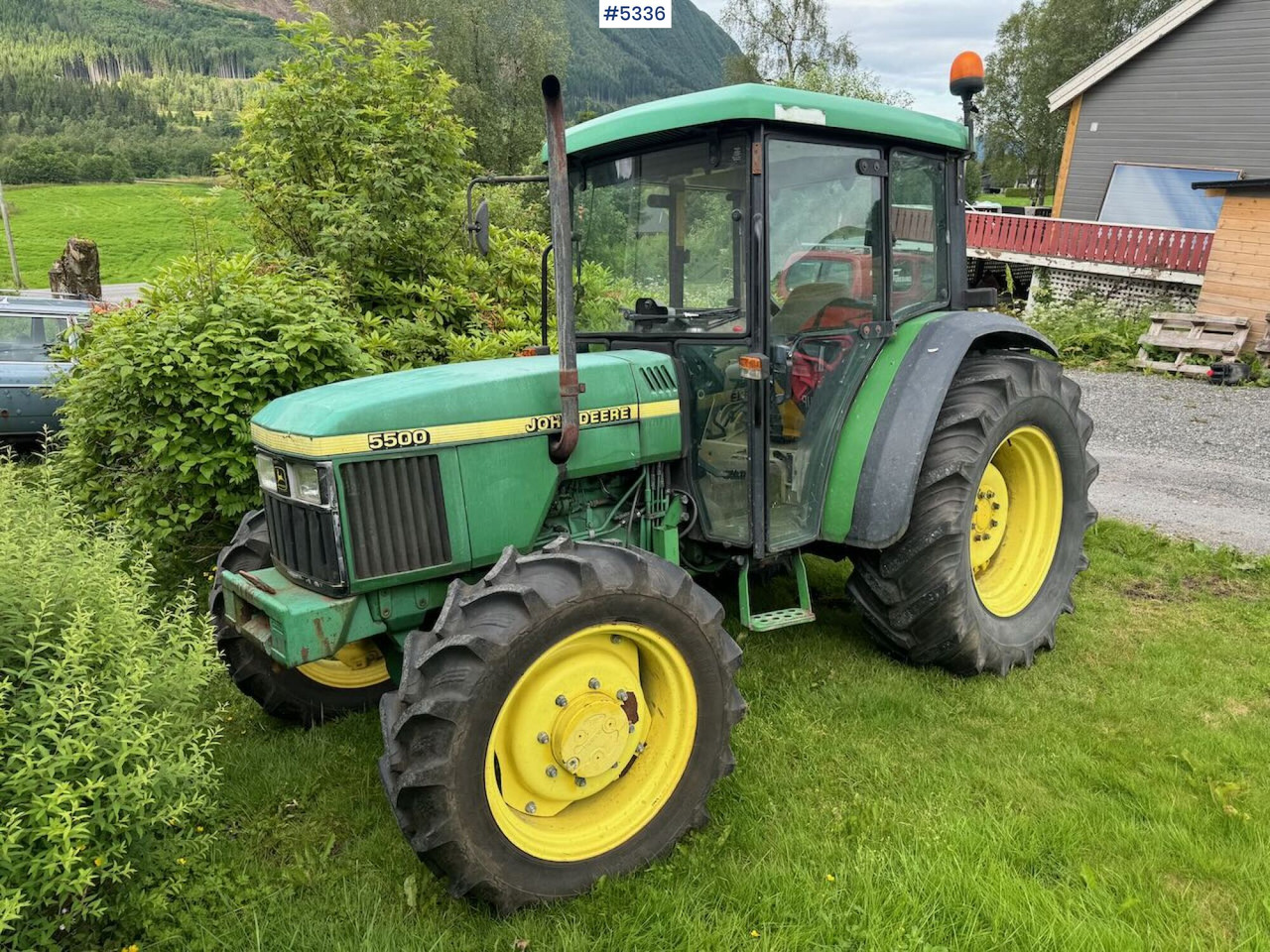 2001 John Deere 5500 - جرار: صور 1 2001 John Deere 5500 - جرار: صور 1