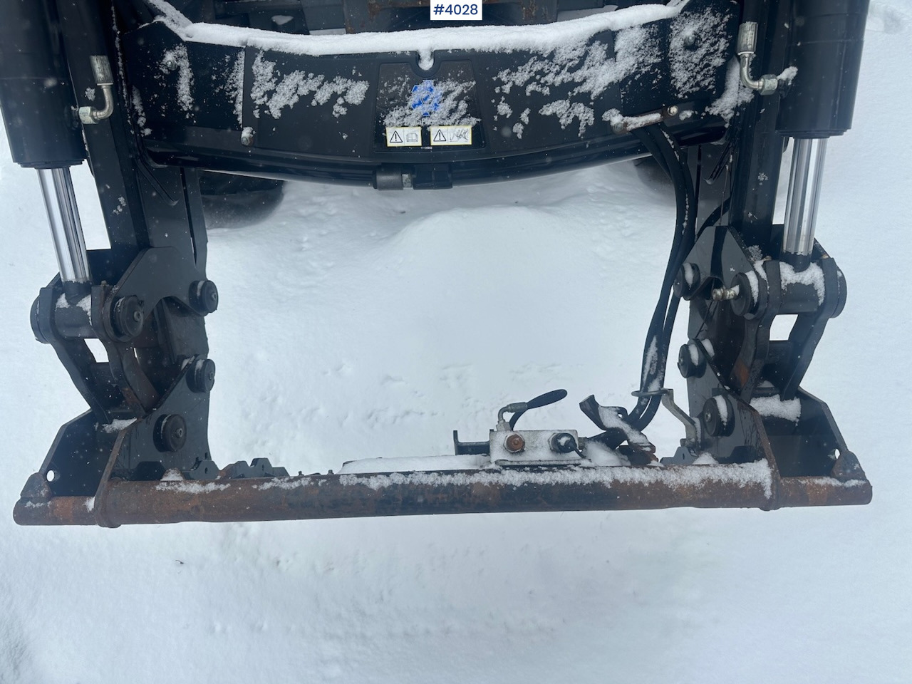 جرار 2012 Valtra N122 4x4 traktor w/ front loader and Dalen snow blower: صور 11