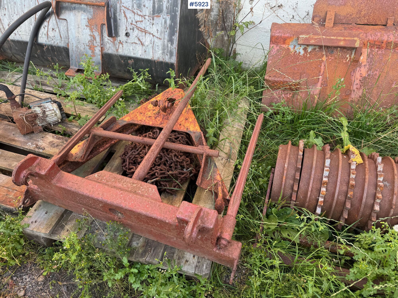 Bucket and spears for compact loader - ملحقات - الآلات والماكينات الزراعية: صور 1 Bucket and spears for compact loader - ملحقات - الآلات والماكينات الزراعية: صور 1