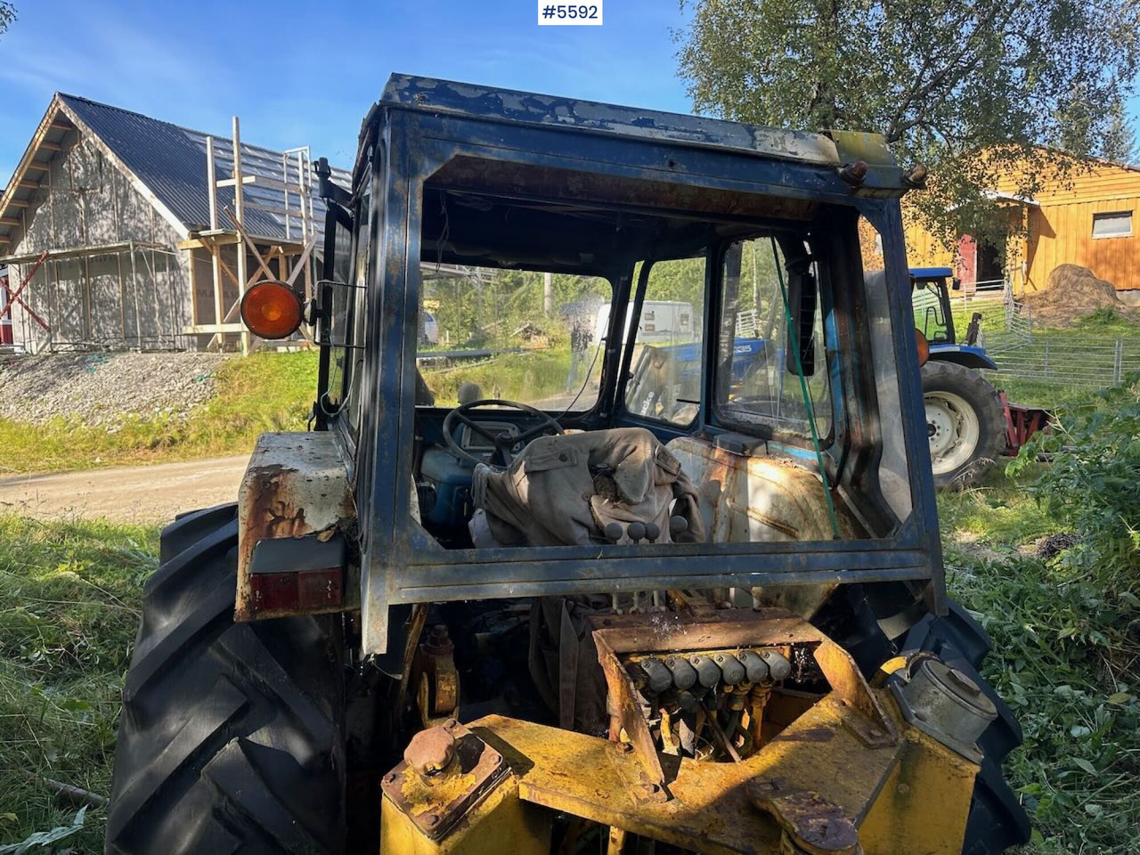 جرار Circa 1974 Ford 4000 tractor w/ front loader and excavator. REP.OBJECT: صور 13