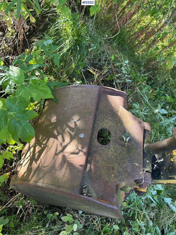 جرار Circa 1974 Ford 4000 tractor w/ front loader and excavator. REP.OBJECT: صور 7