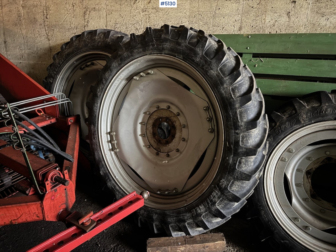 Sprayer wheels 12.4 R46 and 11.2 R32 - آلة الرش: صور 1 Sprayer wheels 12.4 R46 and 11.2 R32 - آلة الرش: صور 1