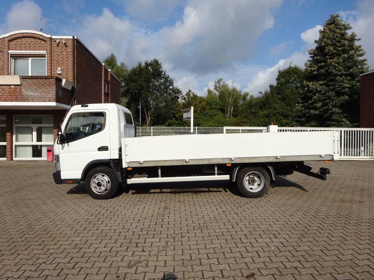 FUSO CANTER 7C15 Pritsche 4x2 - الشاحنات الصغيرة المسطحة: صور 2 FUSO CANTER 7C15 Pritsche 4x2 - الشاحنات الصغيرة المسطحة: صور 2