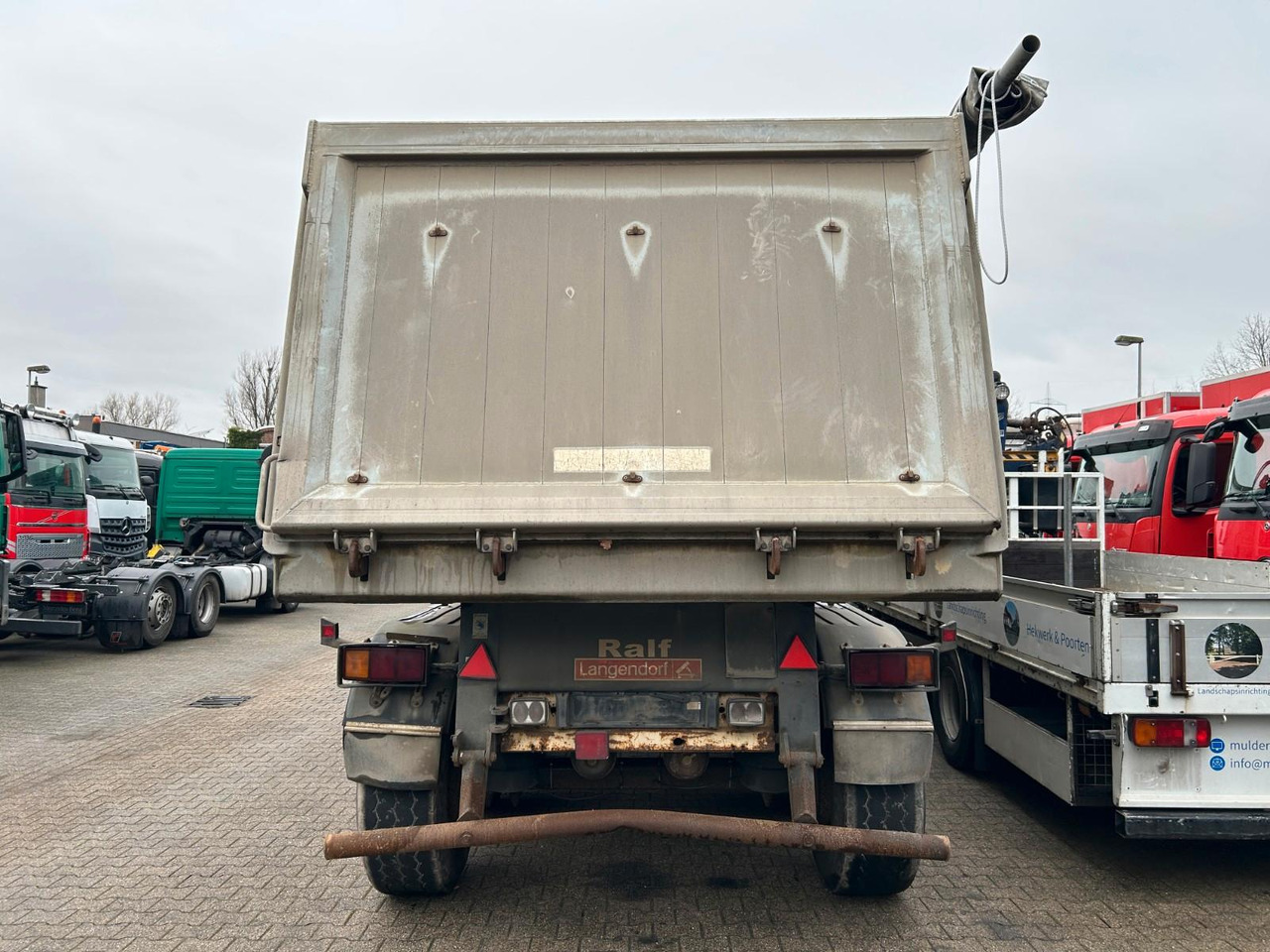 Langendorf ALU Kipp-Auflieger mit 3 Achsen ca. 30 Kubik - قلابة نصف مقطورة: صور 4 Langendorf ALU Kipp-Auflieger mit 3 Achsen ca. 30 Kubik - قلابة نصف مقطورة: صور 4