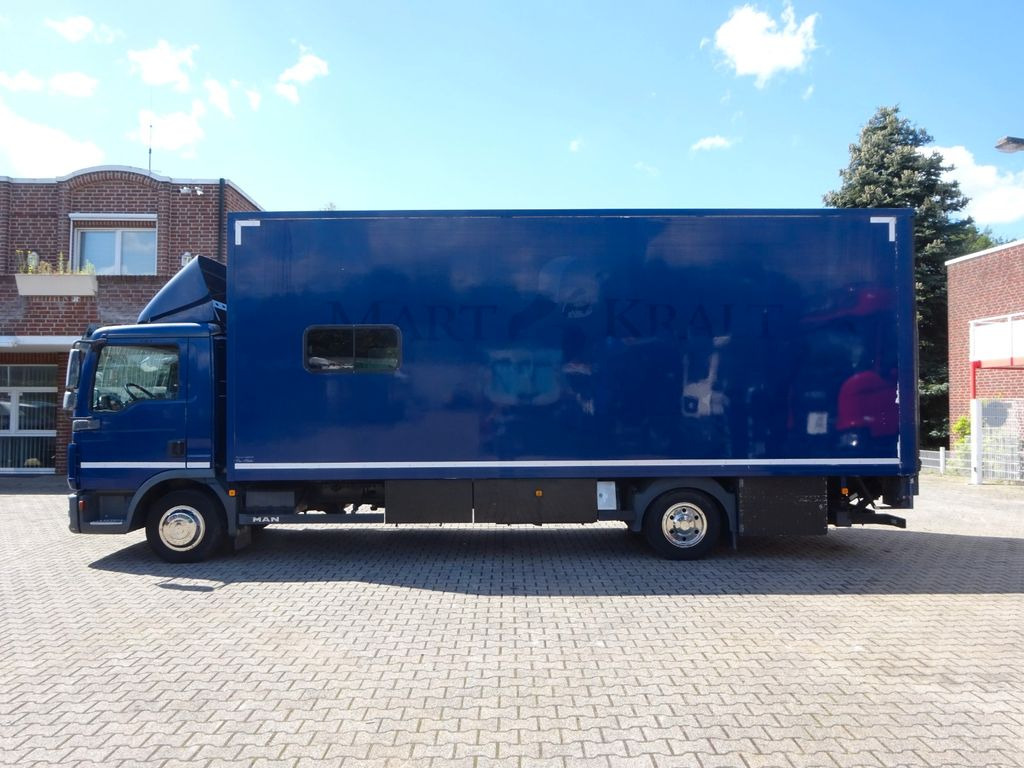 MAN 8.220 Koffer mit LBW als Wohnmobil ausgebaut 4x2 - بصندوق مغلق شاحنة: صور 3 MAN 8.220 Koffer mit LBW als Wohnmobil ausgebaut 4x2 - بصندوق مغلق شاحنة: صور 3