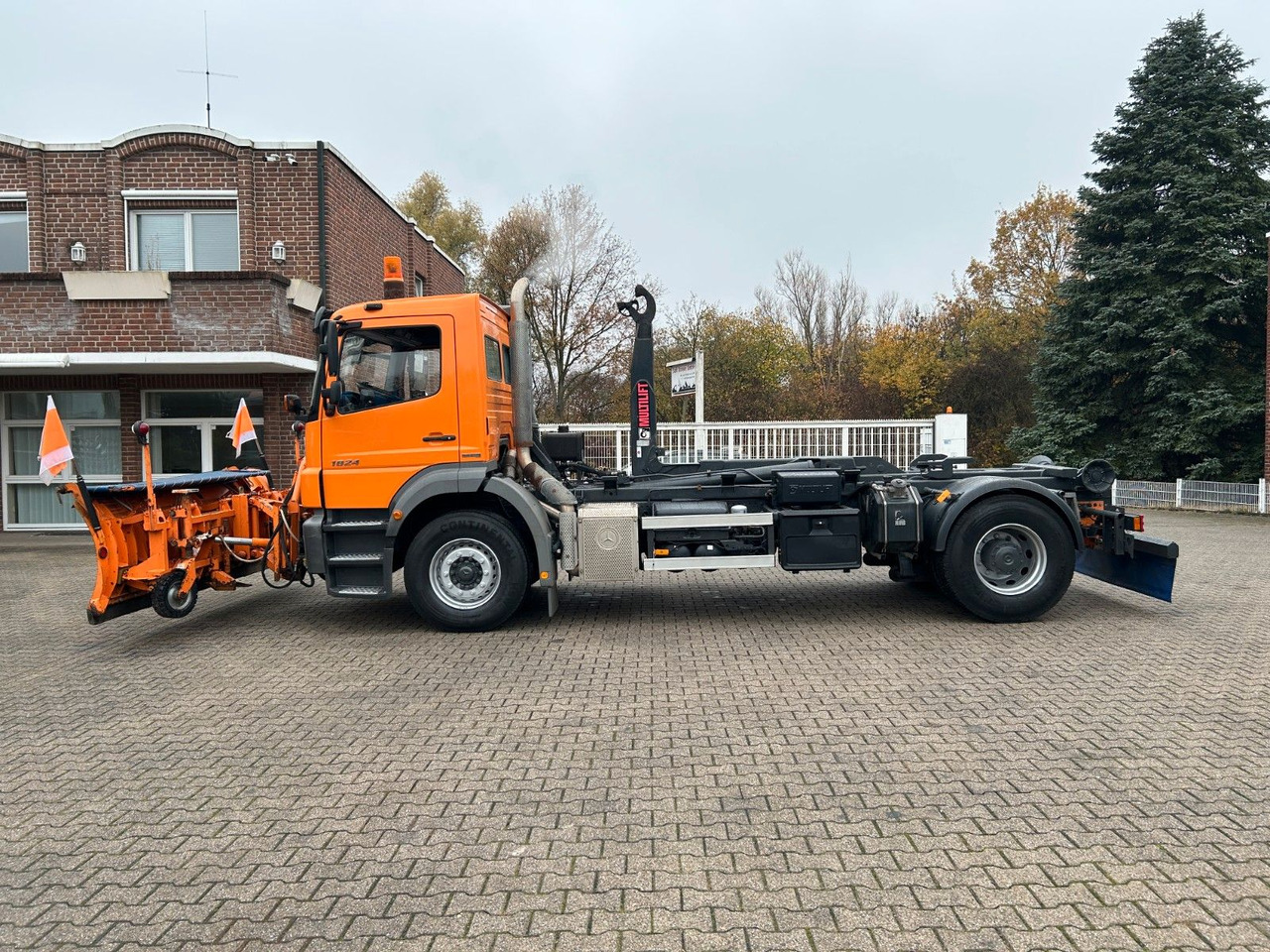 Mercedes-Benz 1824 Axor Abroller mit Schneeschild und Streuer - شاحنة ذات الخطاف: صور 4 Mercedes-Benz 1824 Axor Abroller mit Schneeschild und Streuer - شاحنة ذات الخطاف: صور 4