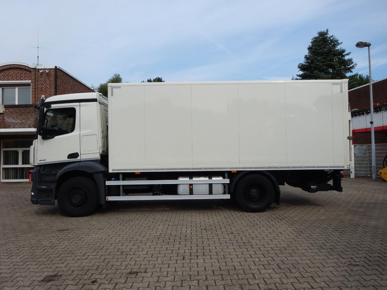 Mercedes-Benz 1842 Antos Koffer + BÄR Ladebordwand 4x2 - بصندوق مغلق شاحنة: صور 2 Mercedes-Benz 1842 Antos Koffer + BÄR Ladebordwand 4x2 - بصندوق مغلق شاحنة: صور 2