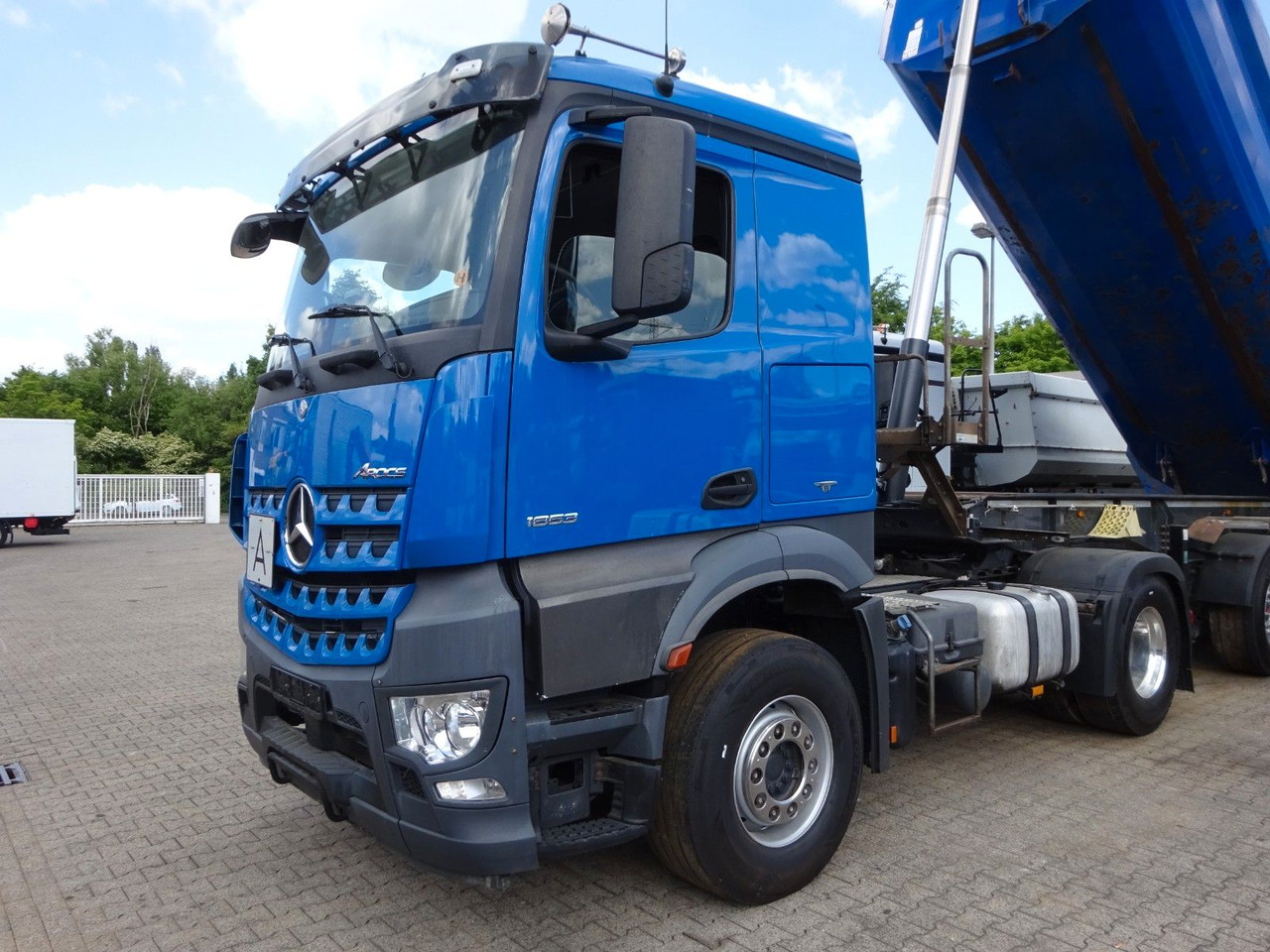 Mercedes-Benz 1853 Arocs SZM mit Kipperpumpe - شاحنة جرار: صور 1 Mercedes-Benz 1853 Arocs SZM mit Kipperpumpe - شاحنة جرار: صور 1