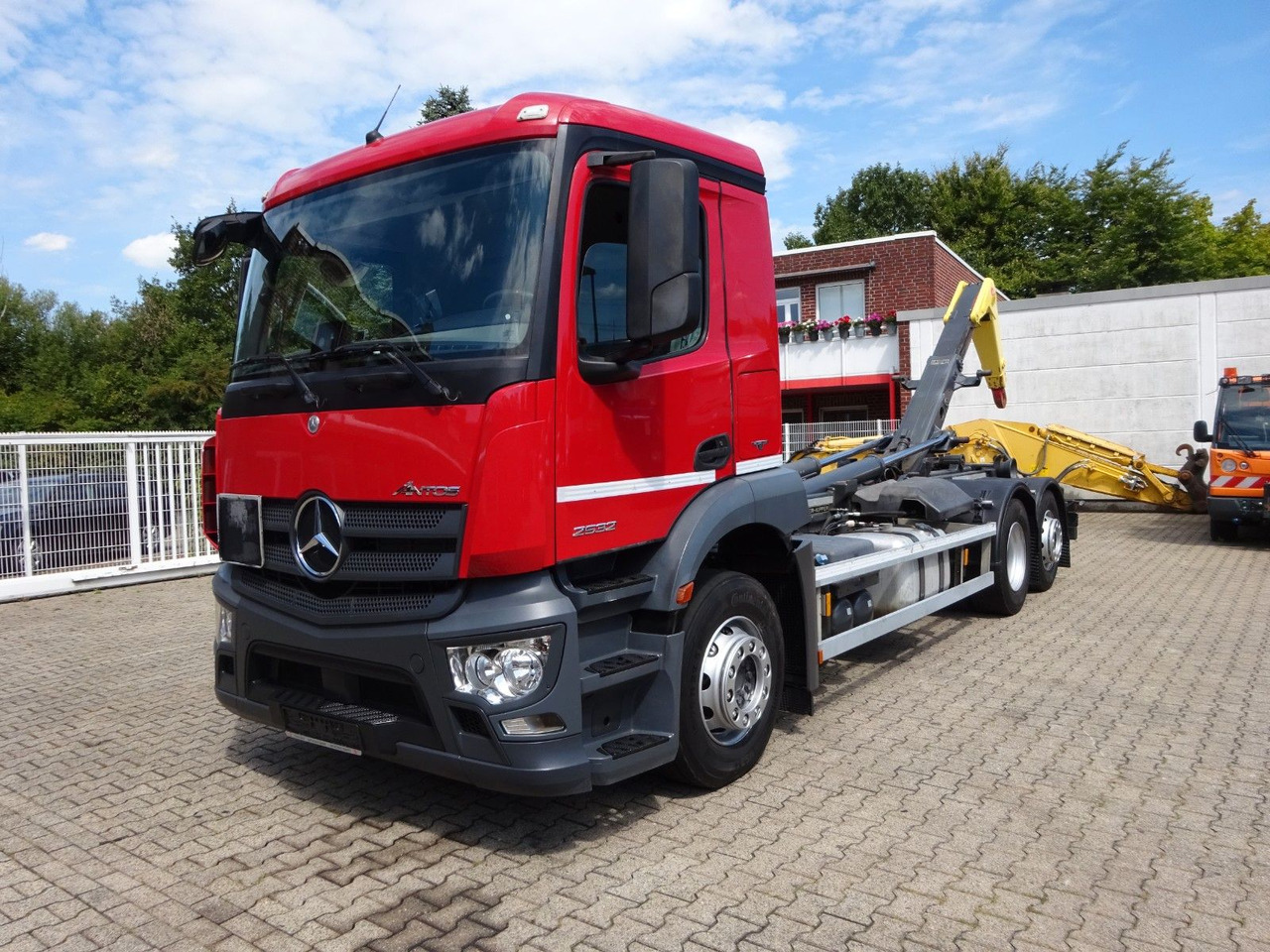 Mercedes-Benz 2532 ANTOS MEILLER Abroller Lift+Lenkachse 6x2 - شاحنة ذات الخطاف: صور 1 Mercedes-Benz 2532 ANTOS MEILLER Abroller Lift+Lenkachse 6x2 - شاحنة ذات الخطاف: صور 1