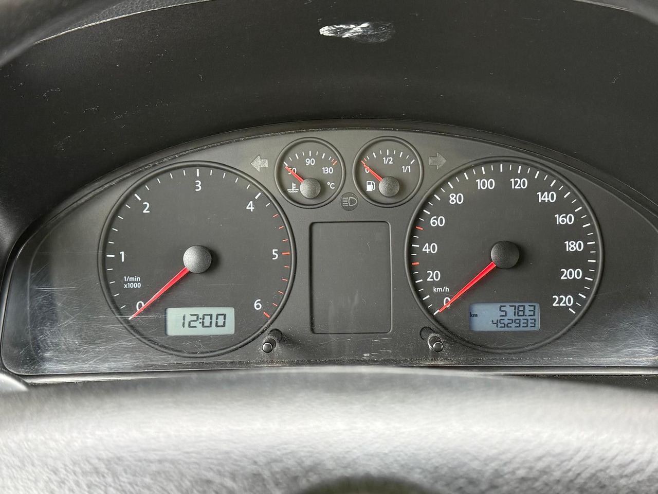 ميكروباص Volkswagen T5 Transporter 1.9 TDI *9 Sitze * 3900 €: صور 19 ميكروباص Volkswagen T5 Transporter 1.9 TDI *9 Sitze * 3900 €: صور 19