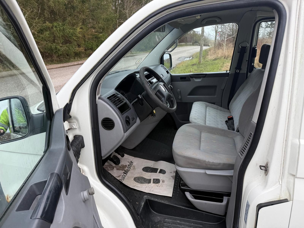 ميكروباص Volkswagen T5 Transporter 1.9 TDI *9 Sitze * 3900 €: صور 13 ميكروباص Volkswagen T5 Transporter 1.9 TDI *9 Sitze * 3900 €: صور 13