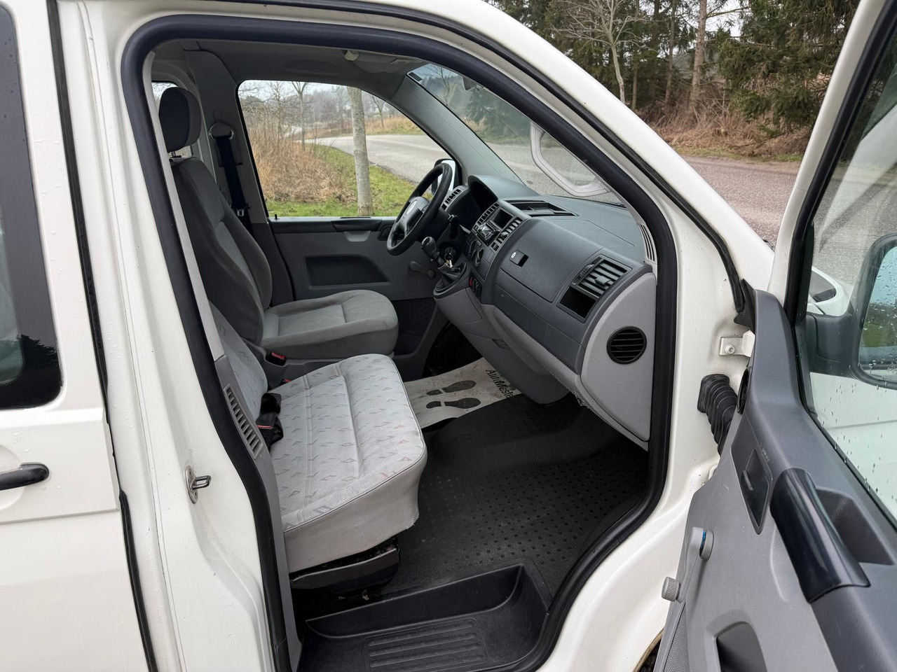 ميكروباص Volkswagen T5 Transporter 1.9 TDI *9 Sitze * 3900 €: صور 16 ميكروباص Volkswagen T5 Transporter 1.9 TDI *9 Sitze * 3900 €: صور 16