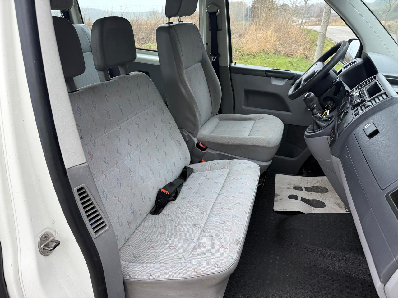 ميكروباص Volkswagen T5 Transporter 1.9 TDI *9 Sitze * 3900 €: صور 17 ميكروباص Volkswagen T5 Transporter 1.9 TDI *9 Sitze * 3900 €: صور 17