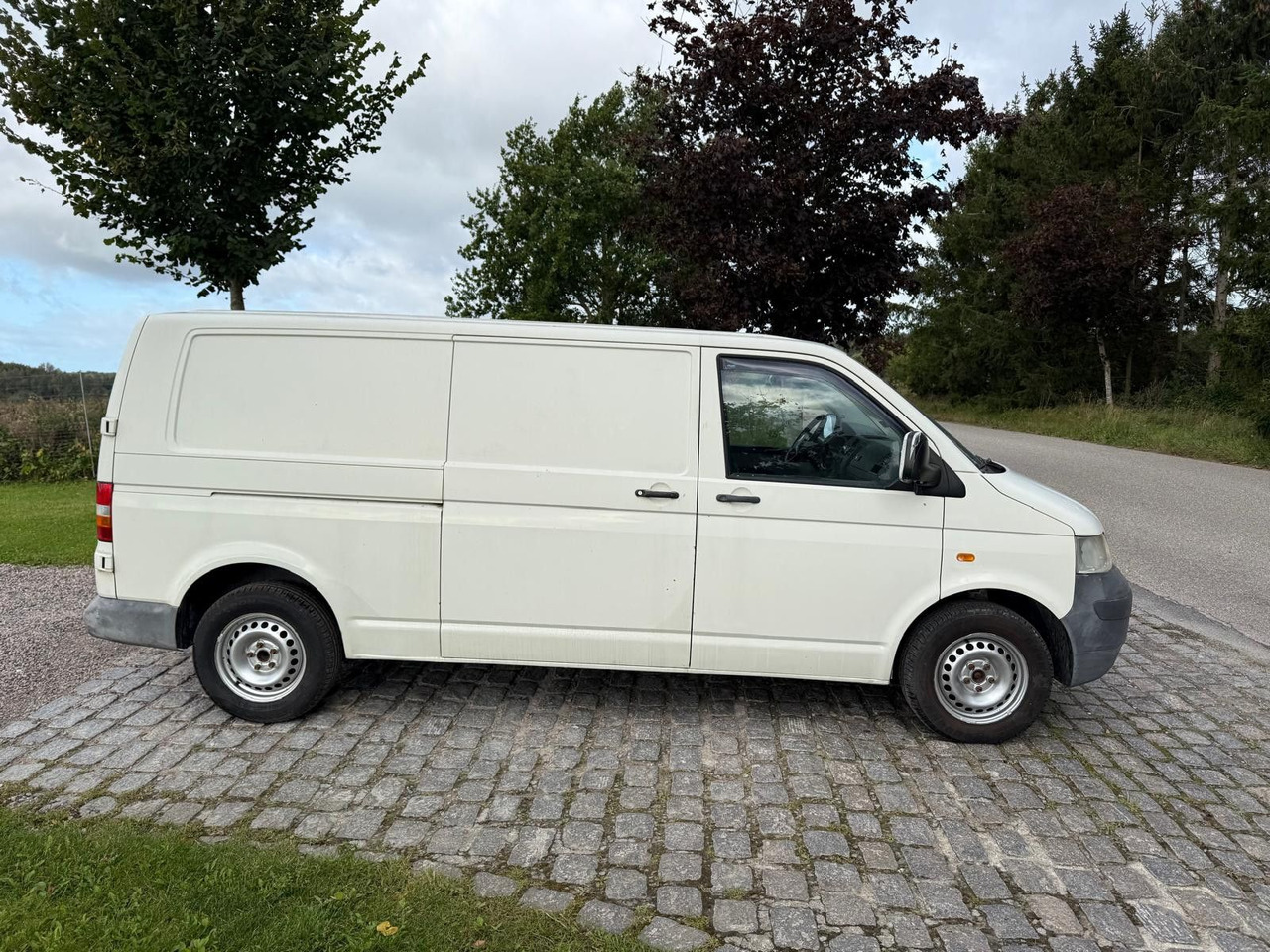 Volkswagen T5 Transporter 2.5 TDI Kasten lang *2500 € - فان المدمجة: صور 5 Volkswagen T5 Transporter 2.5 TDI Kasten lang *2500 € - فان المدمجة: صور 5