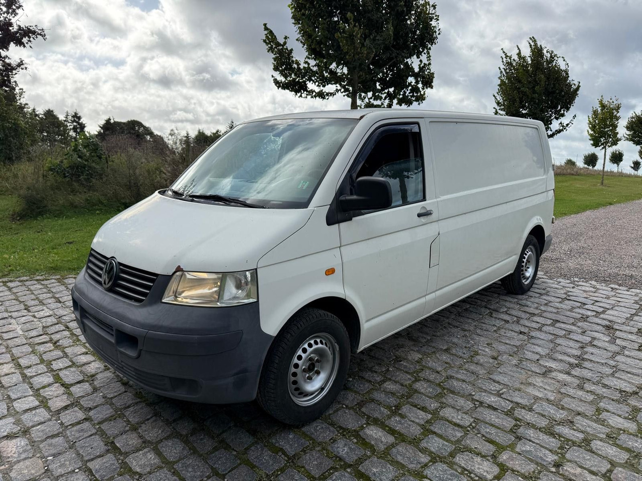 Volkswagen T5 Transporter 2.5 TDI Kasten lang *2500 € - فان المدمجة: صور 2 Volkswagen T5 Transporter 2.5 TDI Kasten lang *2500 € - فان المدمجة: صور 2
