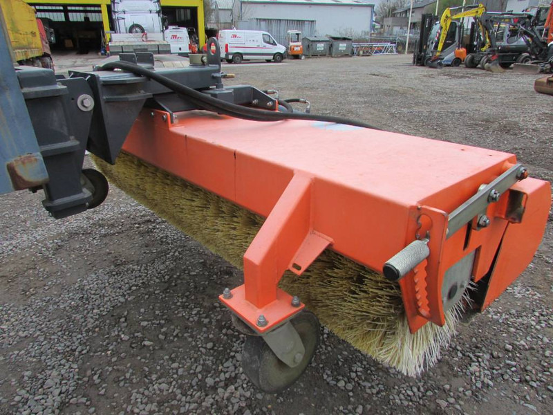 Tuchel Profi 600-230 Kehrbesen / 6.500 EUR - ملحقات - آلات البناء: صور 3 Tuchel Profi 600-230 Kehrbesen / 6.500 EUR - ملحقات - آلات البناء: صور 3