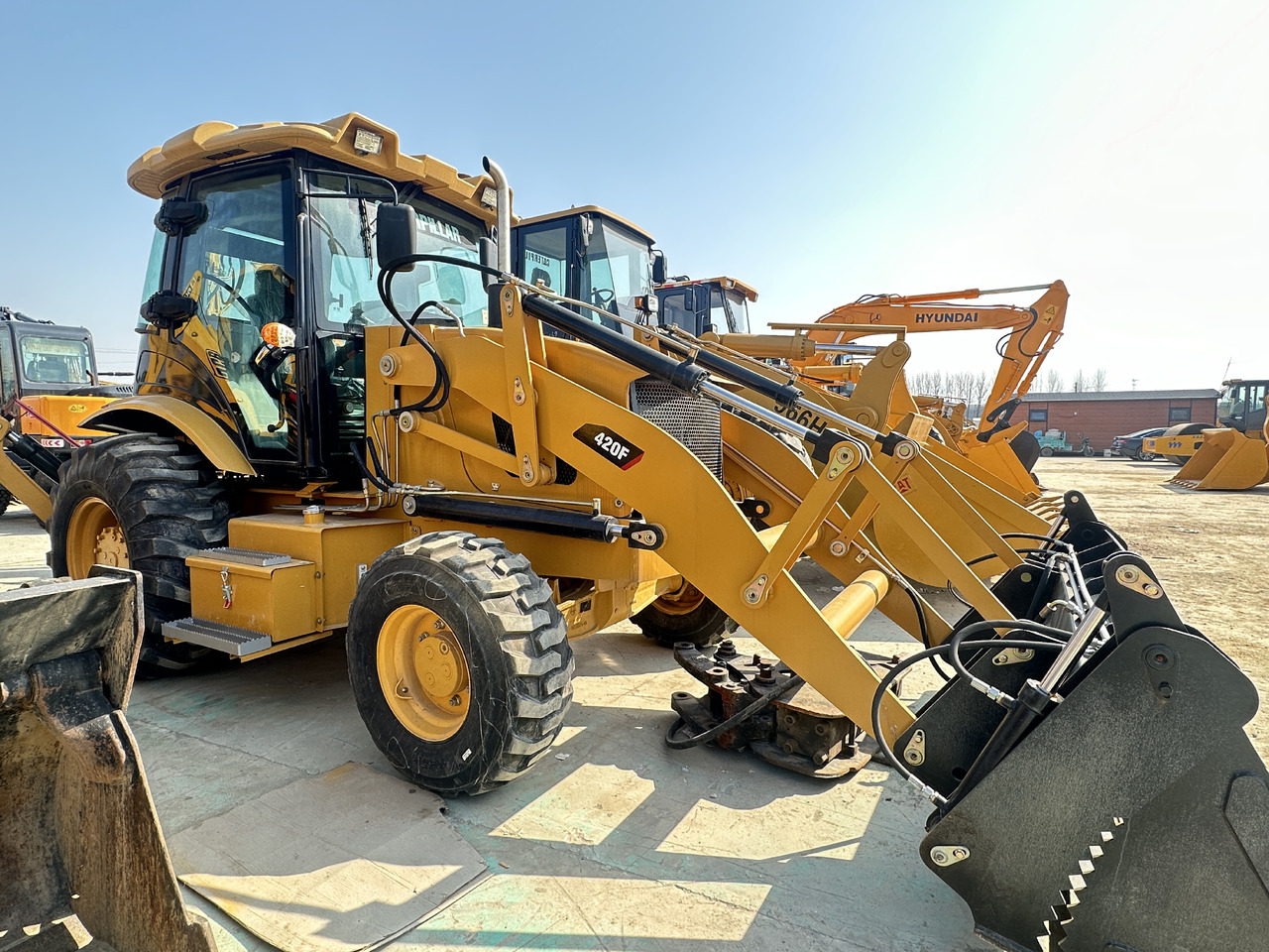 CATERPILLAR 420F - حفار متعدد الاستخدام: صور 1 CATERPILLAR 420F - حفار متعدد الاستخدام: صور 1