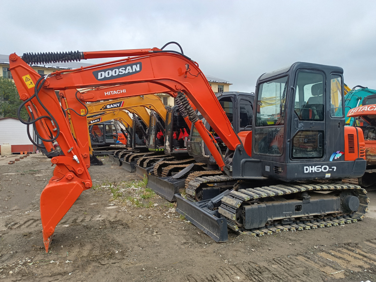 DOOSAN DH60-7 - حفارة مصغرة: صور 1 DOOSAN DH60-7 - حفارة مصغرة: صور 1