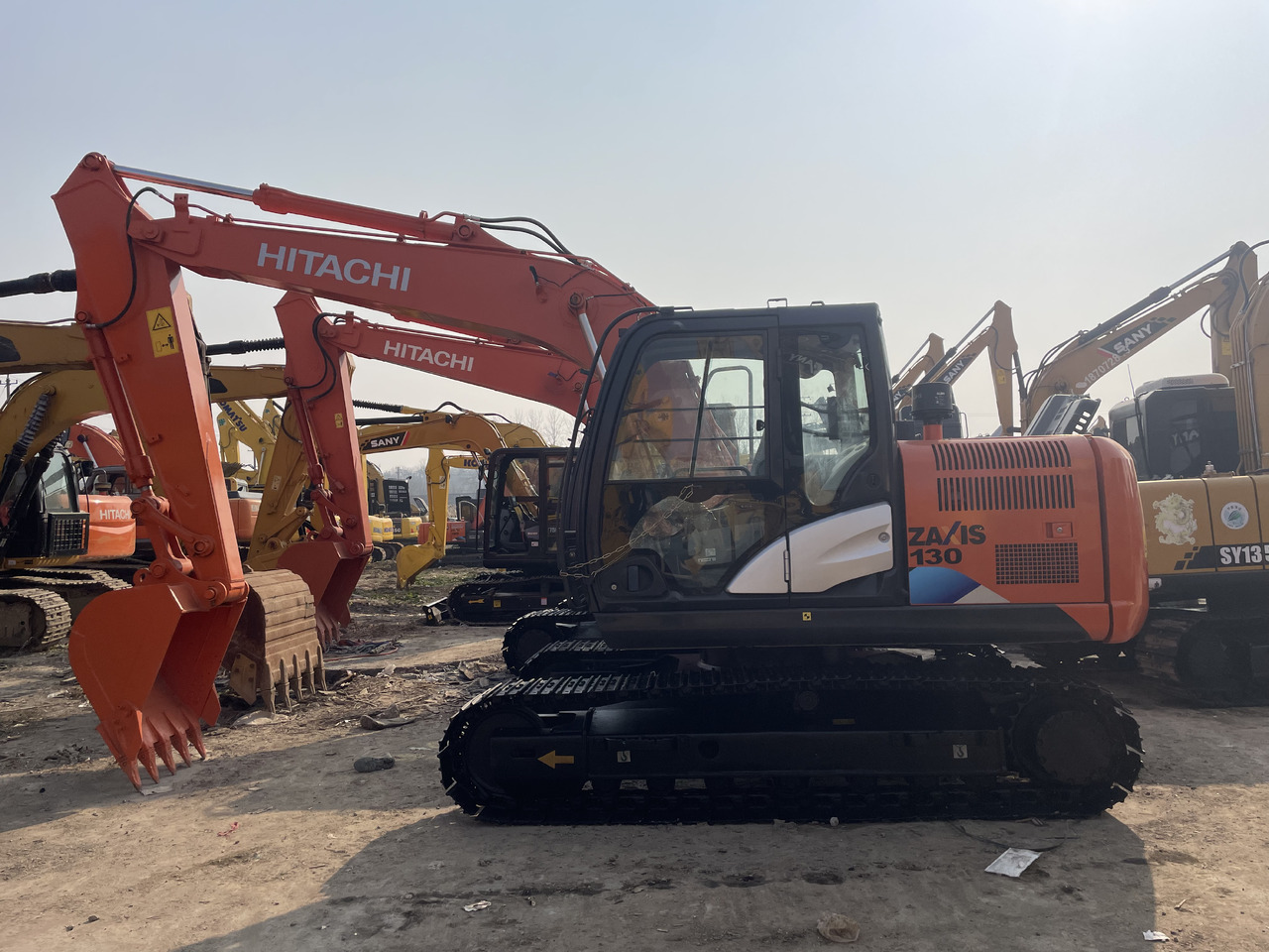 HITACHI ZX130 - حفارات زحافة: صور 1 HITACHI ZX130 - حفارات زحافة: صور 1