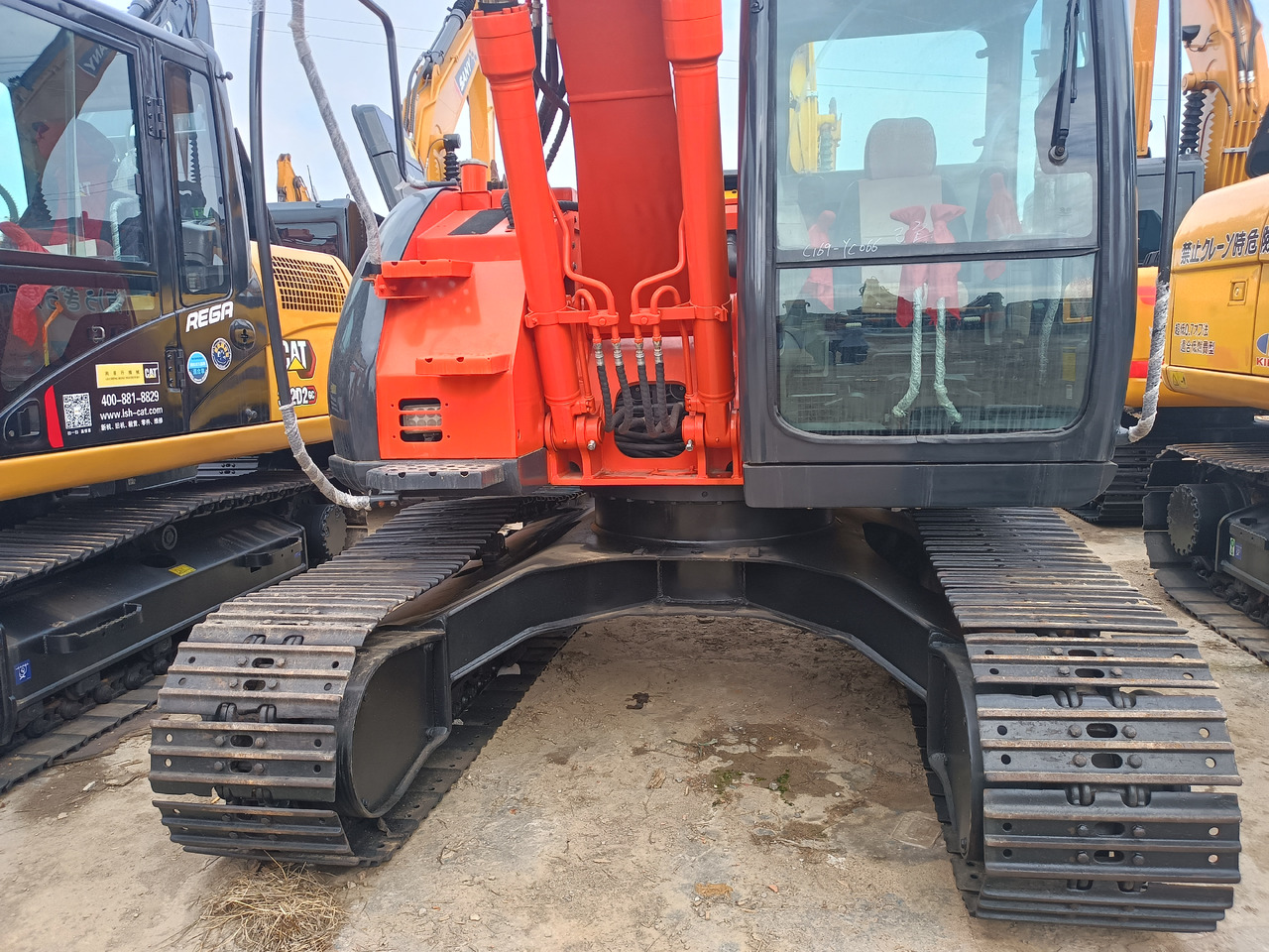 HITACHI ZX135 - حفارات زحافة: صور 2 HITACHI ZX135 - حفارات زحافة: صور 2