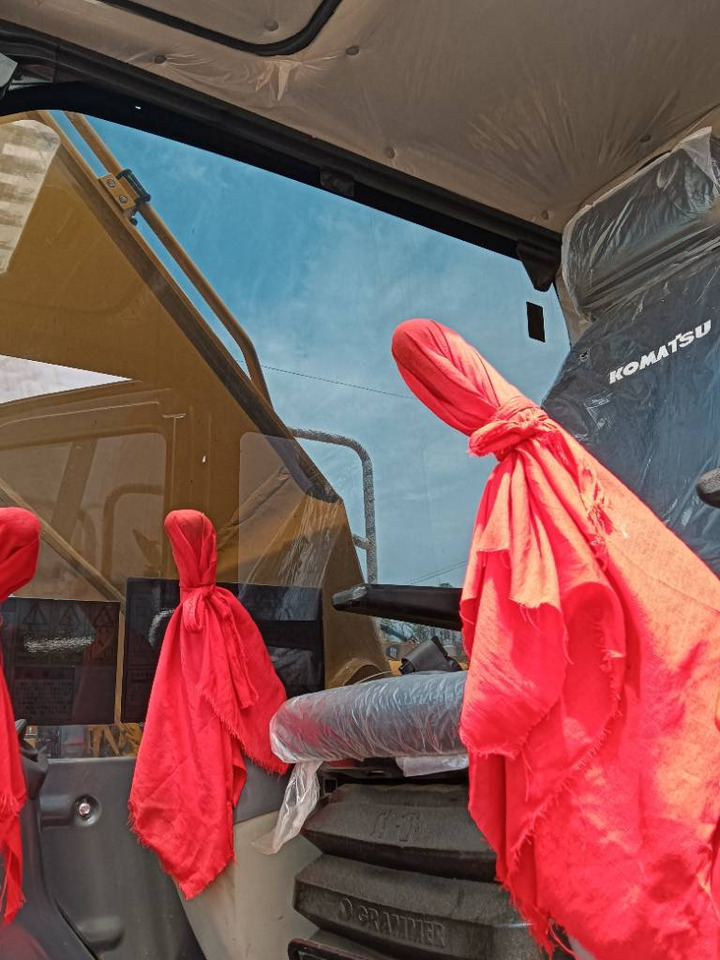 Komatsu PC 210-8 - حفارات زحافة: صور 5 Komatsu PC 210-8 - حفارات زحافة: صور 5