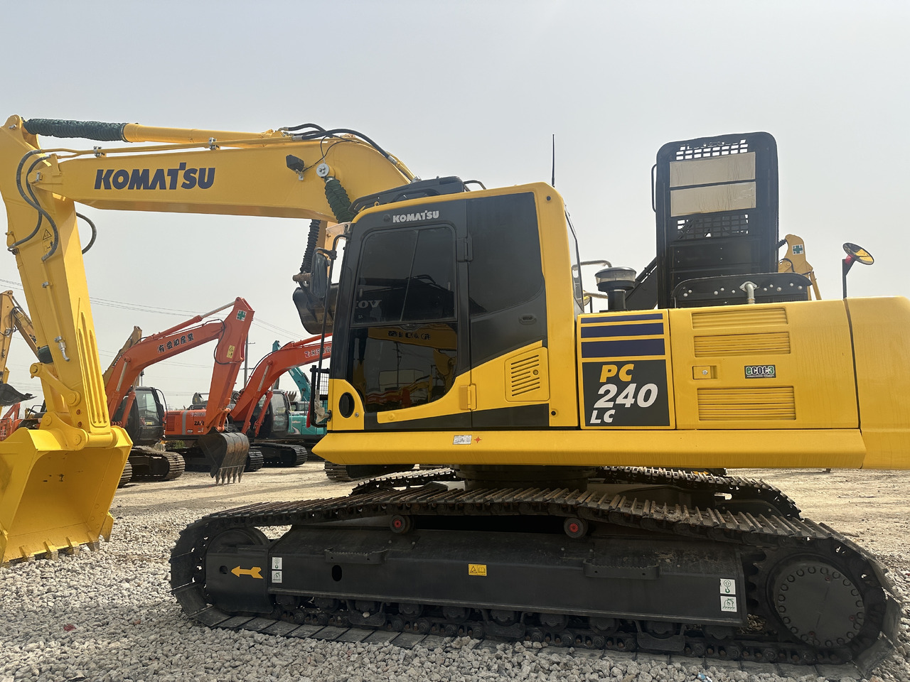 Komatsu PC 240 LC-8 - حفارات زحافة: صور 1 Komatsu PC 240 LC-8 - حفارات زحافة: صور 1